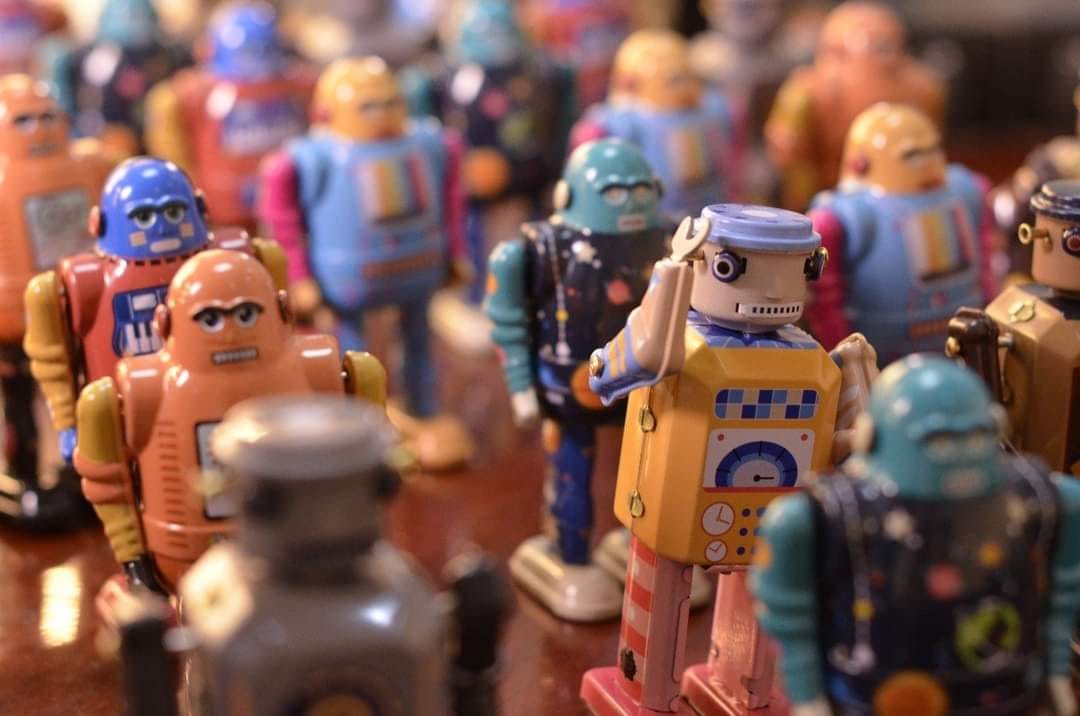 Introducing Mr & Mrs Tin Retro Robots